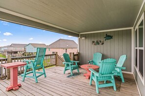 Outdoor dining - The Sea Turtle, Family and Dog Friendly, Cargo Lift, Crystal Beach TX Ocean View (Bolivar Peninsula/Crystal Beach)