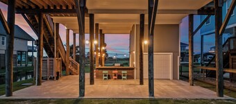 The Sea Turtle, Family and Dog Friendly, Cargo Lift, Crystal Beach TX Ocean View