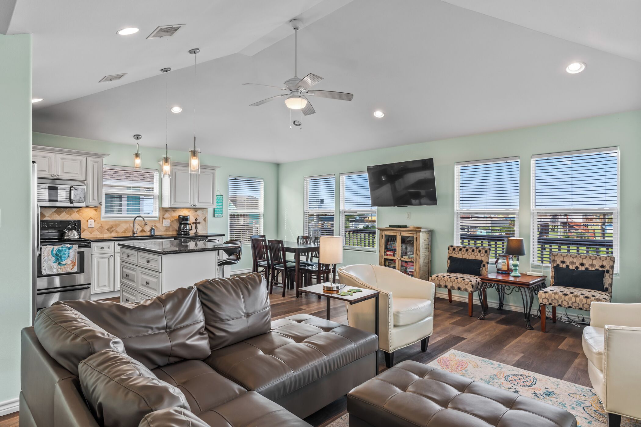 Smart TV, Netflix, Hulu, DVD player