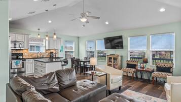 Smart TV, Netflix, Hulu, DVD player