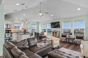 Smart TV, Netflix, Hulu, DVD player