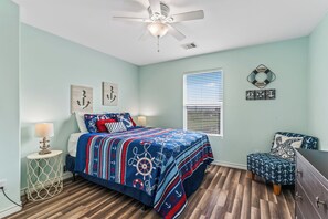 3 bedrooms, desk, iron/ironing board, travel crib - The Sea Turtle, Family and Dog Friendly, Cargo Lift, Crystal Beach TX Ocean View (Bolivar Peninsula/Crystal Beach)