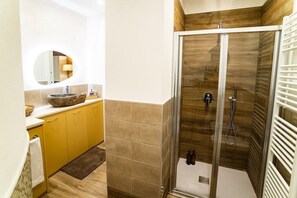 Deluxe Room | Bathroom shower - Carrara Deluxe Home (Bergamo)