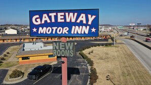 Groot bord voor Gateway Motor Inn met advertentie voor nieuwe kamers.