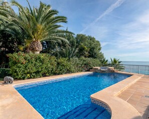 A heated pool - Leandro – Large first line Villa with Private Pool and access to the sea! (El Campello)