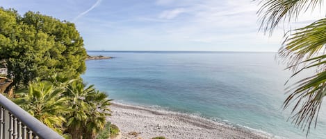 Rannalla, rantapyyhkeitä