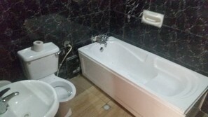 Baignoire et douche séparées, serviettes fournies