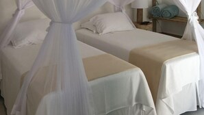 أغطية فراش متميزة وميني بار وخزنة داخل الغرفة ومكواة/لوح كي