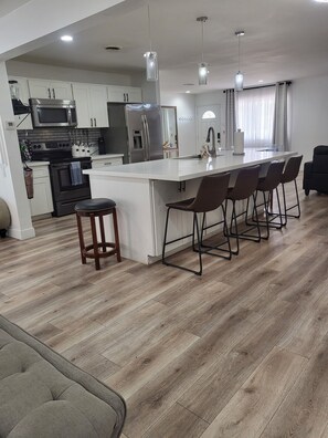 Fridge, microwave, oven, stovetop - Monthly Rental with Discount!!! Home with pool, near Strip, Convention center. (Las Vegas)