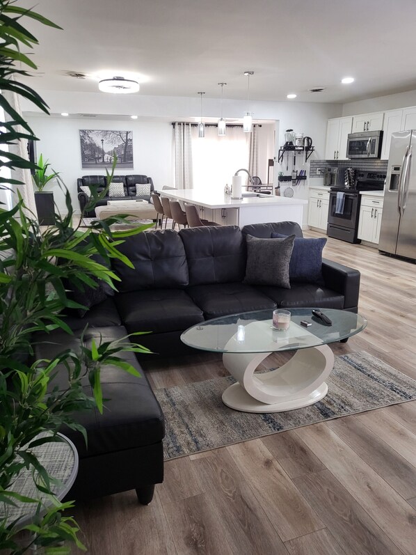 Smart TV - Monthly Rental with Discount!!! Home with pool, near Strip, Convention center. (Las Vegas)