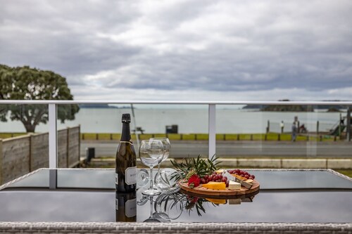 Waterfront Beach House - Paihia Holiday Home