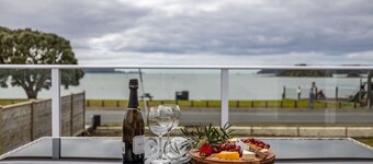 Waterfront Beach House - Paihia Holiday Home