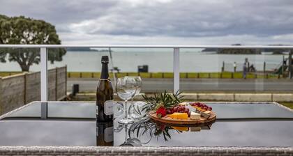 Waterfront Beach House - Paihia Holiday Home