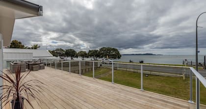 Waterfront Beach House - Paihia Holiday Home