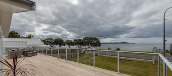 Waterfront Beach House - Paihia Holiday Home