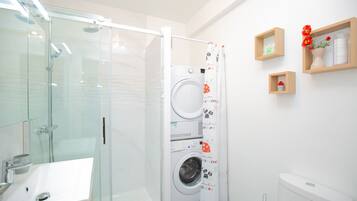 Sèche-cheveux, serviettes fournies, savon, shampoing