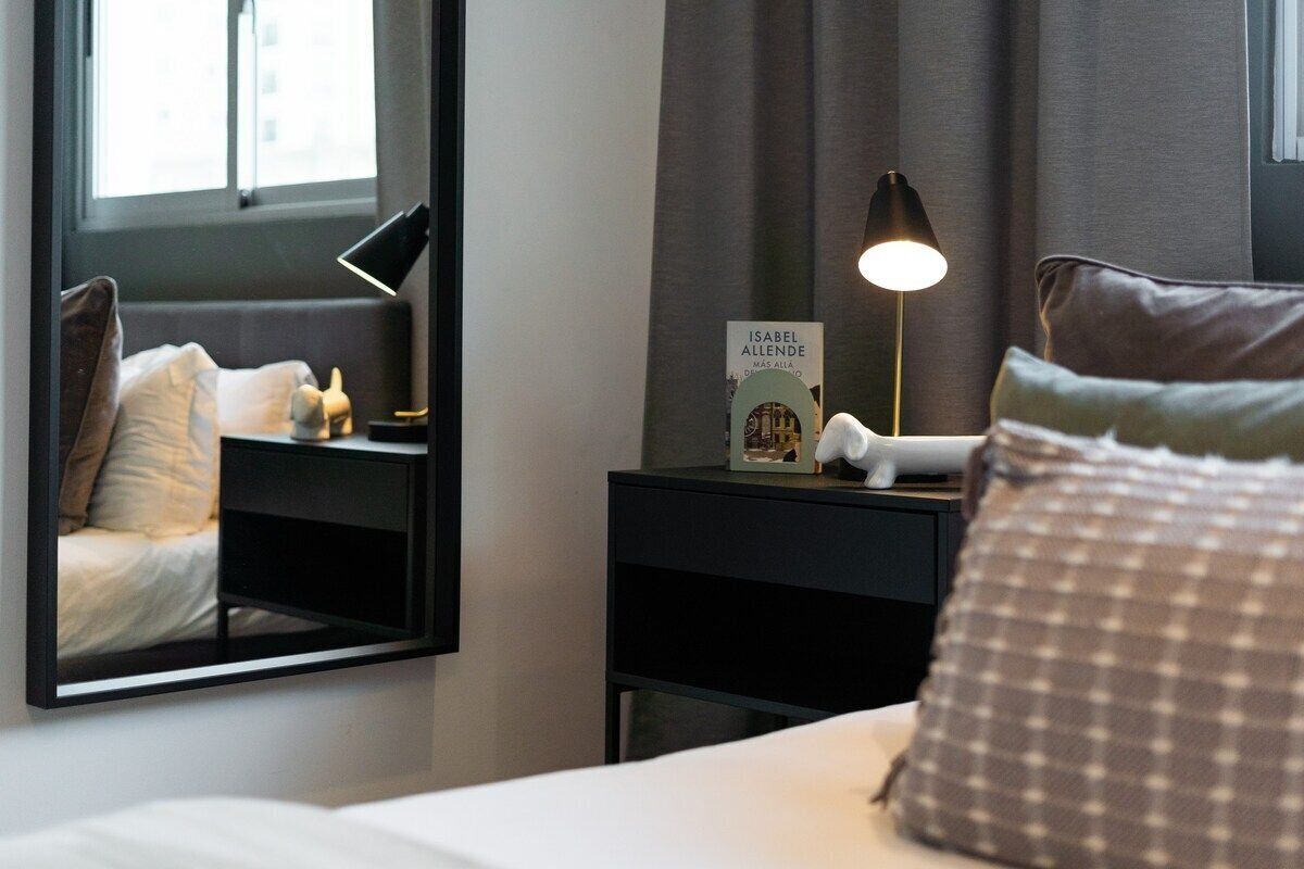 1 habitación, tabla de planchar con plancha y ropa de cama 