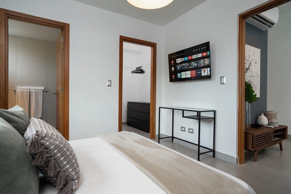 1 habitación, tabla de planchar con plancha y ropa de cama 
