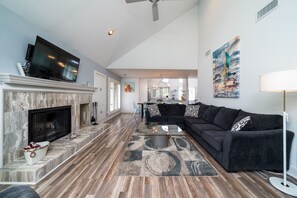 TV - 4 BR North Beach Cottage Close to Beach! Pet Friendly! Amenity access included (Johns Island)