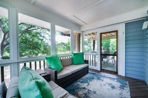 TV - 4 BR North Beach Cottage Close to Beach! Pet Friendly! Amenity access included (Johns Island)