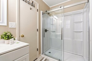 Combined shower/tub