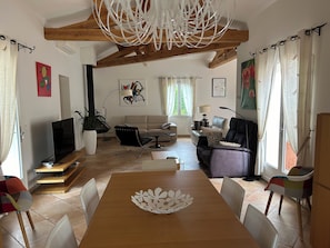 TV, fireplace - Villa Cigalo with private pool and electric vehicle charging station (Moussac)