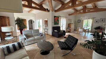 Televisión y chimenea