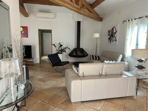 Televisie en een open haard