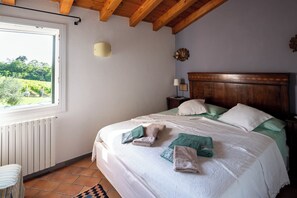 2 bedrooms, iron/ironing board, travel cot, free WiFi