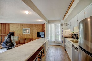 Fridge, microwave, oven, stovetop - New Listing! Strike Gold at this Prime Location - Bus Route-Fast WiFi (Breckenridge)