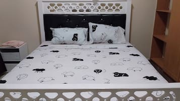 Basic Single Room, 1 Bedroom | Iron/ironing board, free WiFi