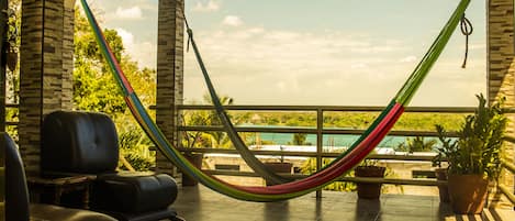 Familie tweepersoonskamer, 2 tweepersoonsbedden, terras, uitzicht op lagune | Balkon