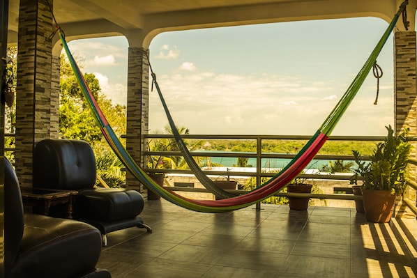 Familien-Doppelzimmer, 2 Doppelbetten, Terrasse, Blick auf die Lagune | Balkon