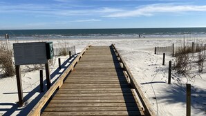 Beach - SEA PINES, 3RD ROW BEACH HOUSE, GREAT LOCATION, NEWLY RENOVATED MAIN AREA (Hilton Head Island)