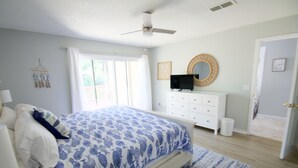 Room - SEA PINES, 3RD ROW BEACH HOUSE, GREAT LOCATION, NEWLY RENOVATED MAIN AREA (Hilton Head Island)