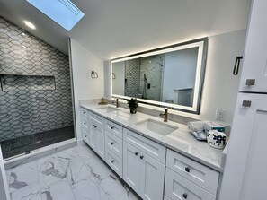 Combined shower/bathtub, hair dryer, towels, soap - SEA PINES, 3RD ROW BEACH HOUSE, GREAT LOCATION, RENOVATIONS FINISHING MAY 2026 (Hilton Head Island)