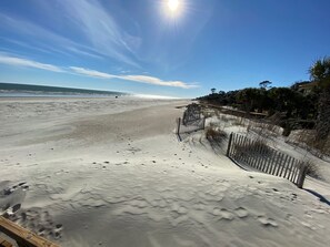 Beach nearby, sun-loungers, beach towels - SEA PINES, 3RD ROW BEACH HOUSE, GREAT LOCATION, RENOVATIONS FINISHING MAY 2026 (Hilton Head Island)