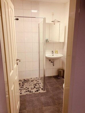Twin Room | Bathroom