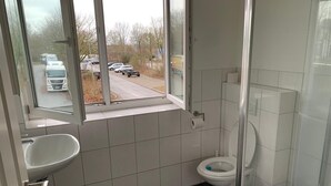 Shower, hair dryer, towels, soap - motel am Outletcenter (Neumuenster)