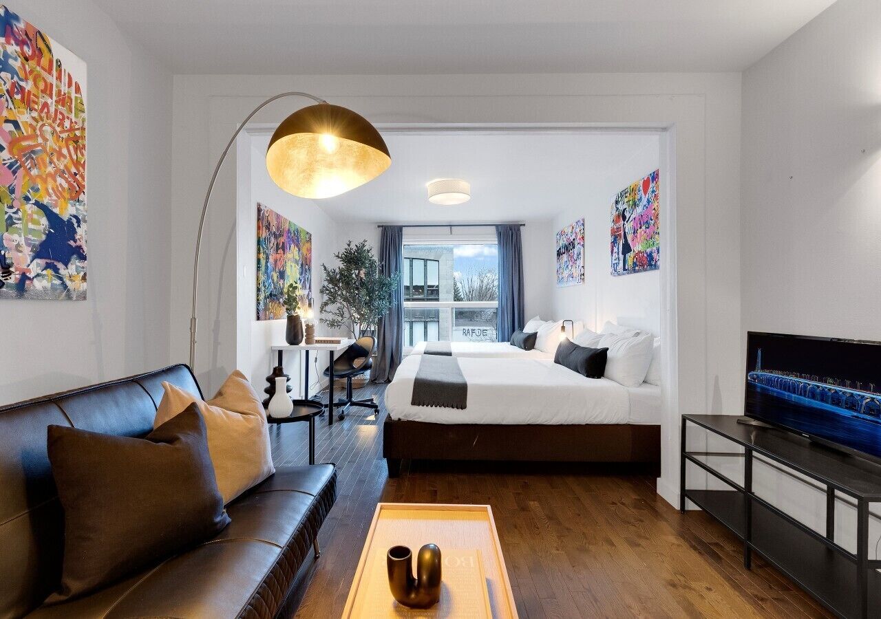 3 habitaciones, escritorio y tabla de planchar con plancha 