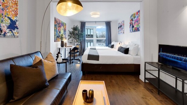 3 soverom, skrivebord, strykejern/-brett og reiseseng for barn