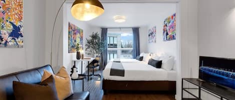 3 habitaciones, escritorio y tabla de planchar con plancha