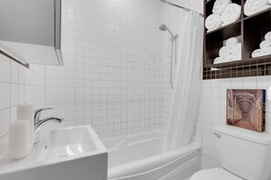 Sèche-cheveux, serviettes fournies, savon, shampoing