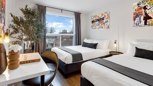3 soverom, skrivebord, strykejern/-brett og reiseseng for barn