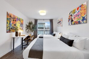 3 habitaciones, escritorio y tabla de planchar con plancha 