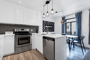 Fridge, microwave, oven, stovetop - LiV MTL Urban-2 Spacious 2BR Deluxe Downtown MTL (Montréal)