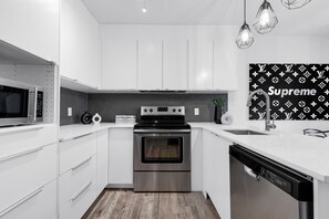 Fridge, microwave, oven, stovetop - LiV MTL Urban-2 Spacious 2BR Deluxe Downtown MTL (Montréal)