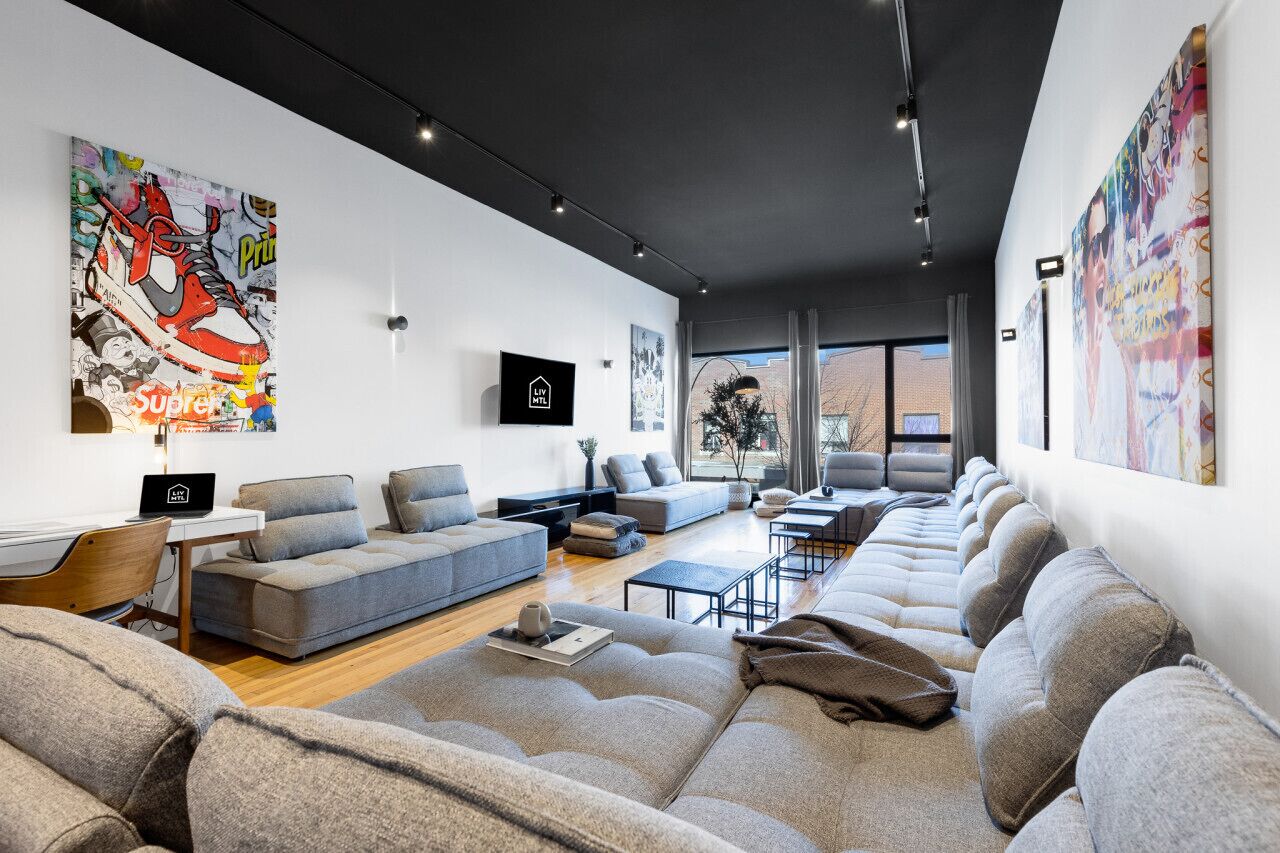 Älytelevisio, pöytäjalkapallopöytä, työhuone