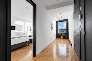 1 habitación, escritorio, tabla de planchar con plancha y cuna de viaje 