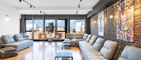 Téléviseur connecté, table de baby-foot, bureau